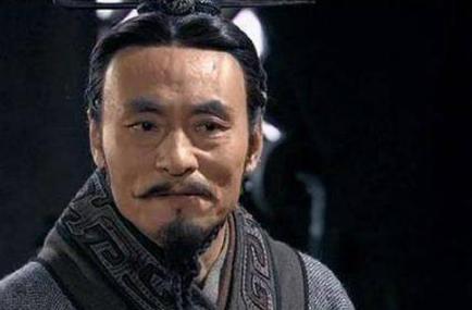 商鞅、张仪和范睢分别为秦国的崛起做了什么贡献？谁的功劳最大？