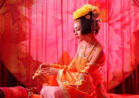 古代版的维密秀:宠妃躺在桌子上大臣交钱就能观看 古代版的维密秀:宠妃躺在桌子上大臣交钱就能观看