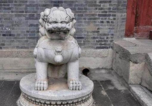 和珅墓前的狮子为何面露凶光？和珅为何成为大清巨贪？