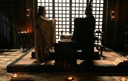 商鞅、张仪和范睢分别为秦国的崛起做了什么贡献？谁的功劳最大？