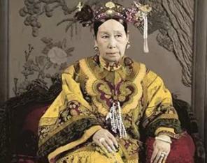 袁世凯逼迫隆裕太后退位，太后事事都答应，但有件事她却死活不同意