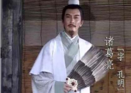 诸葛亮鹅毛扇上的两个字到底有什么玄机 为什么他从来不离手呢