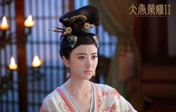 他被爱妾推上皇位，死前为什么把爱妾缢杀？