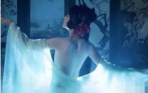 冯小怜为什么要赤裸的躺在桌子上供大臣欣赏? <a href=https://www.lishiji.cn/lishi/4326/ target=_blank class=infotextkey>冯小怜</a>为什么要赤裸的躺在桌子上供<a href=https://www.lishiji.cn/lishi/8091/ target=_blank class=infotextkey>大臣</a>欣赏?