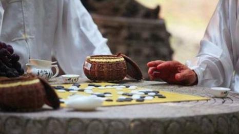 左宗棠出征新疆前和一老头下棋赢了，为什么回来之后却连输三局？