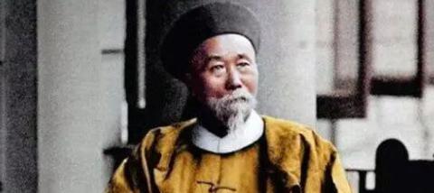 李鸿章腰间挂着一器物，公爵夫人借来把玩，打开一看却尖叫不止！