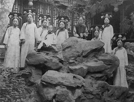 溥仪登基到底是一片什么样的场景 现场混乱百姓围观却无人下跪 溥仪登基到底是一片什么样的场景 现场混乱百姓围观却无人下跪