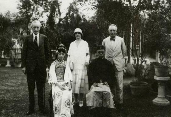 乾隆帝留下无数珍宝，百年之后付之一炬！是溥仪的错吗？