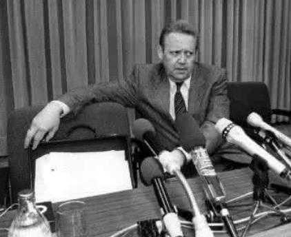 沙布洛夫斯基的一句话 竟然能让柏林墙倒塌? 沙布洛夫斯基的一句话 竟然能让柏林墙倒塌?