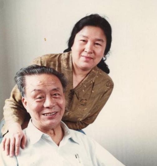 才华横溢的艾青，一辈子三次娶妻