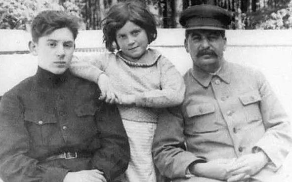 斯大林子女最终如何落幕？高处不胜寒，原来官二代也不好当