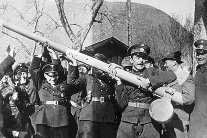 德国吞并奥地利后进驻的士兵 受到的民众的夹道欢迎 德国吞并奥地利后进驻的士兵 受到的民众的夹道欢迎