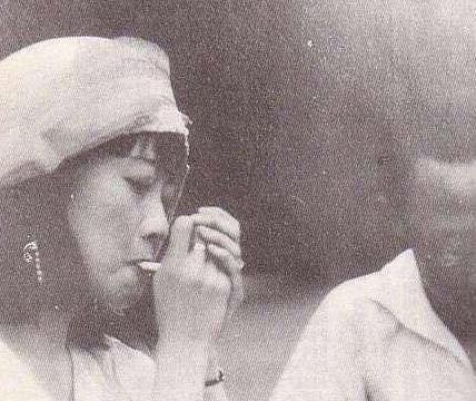 末代皇后婉容，晚上睡觉为什么不喜欢关门？