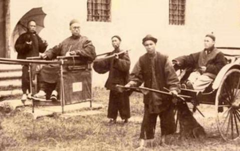 左宗棠为什么进京前可以乘坐八抬大轿,进京后不行? 左宗棠为什么进京前可以乘坐八抬大轿,进京后不行?