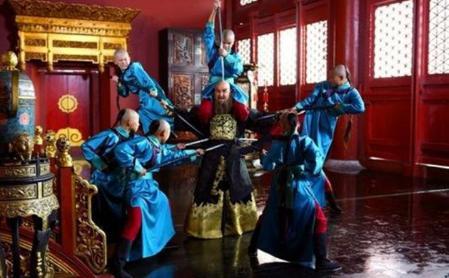 康熙扳倒鳌拜为什么不找大内高手 而是找几个小青年呢 康熙扳倒鳌拜为什么不找大内高手 而是找几个小青年呢
