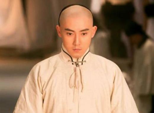 他帮助努尔哈赤开创基业，努尔哈赤却杀了他的两个儿子