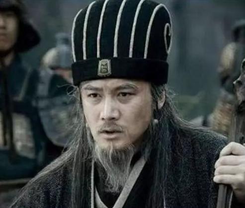 此人轻易斩杀蜀汉两位大将,诸葛亮束手无策,却被一老将轻松解决!