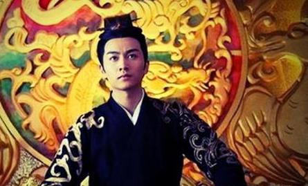 她出身世家却心甘情愿的嫁给穷小子 最终成为帝国最尊贵的妇人 她出身世家却心甘情愿的嫁给穷小子 最终成为帝国最尊贵的妇人