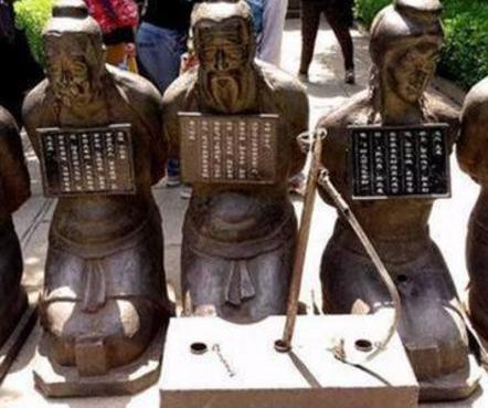 岳飞墓前原本跪着五个人,现在只剩四个人了 岳飞墓前原本跪着五个人,现在只剩四个人了