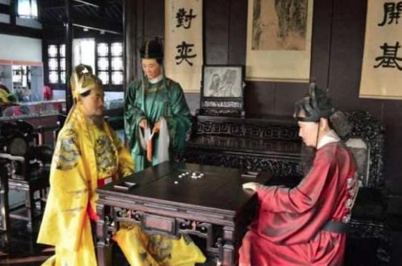 朱元璋下棋输给徐达,他说了一句话逃过一劫