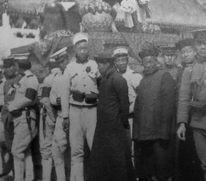 溥仪登基到底是一片什么样的场景 现场混乱百姓围观却无人下跪 溥仪登基到底是一片什么样的场景 现场混乱百姓围观却无人下跪