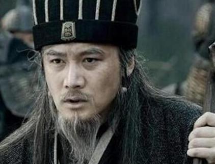 诸葛亮在空城计中打开城门也就算了 为什么还让士兵在外面扫地呢