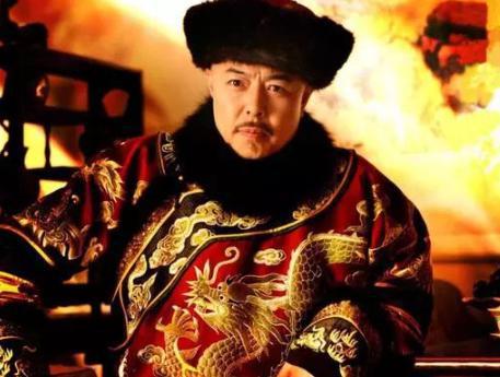 乾隆夜入军机处见一临时工在值班交谈后,立刻将其提拔为军机大臣 乾隆夜入军机处见一临时工在值班交谈后,立刻将其提拔为军机大臣