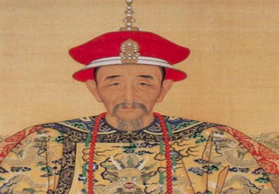 此人被罚诛九族，康熙得知其姓氏后把他免罪了