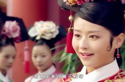 甄嬛传中选秀时期夏冬春的旗头为什么与众不同 难道有内幕吗 甄嬛传中选秀时期夏冬春的旗头为什么与众不同 难道有内幕吗