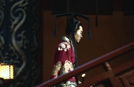 曹操在位时难登帝位,曹丕是如何获取士族信任登上帝位的? 曹操在位时难登帝位,曹丕是如何获取士族信任登上帝位的?