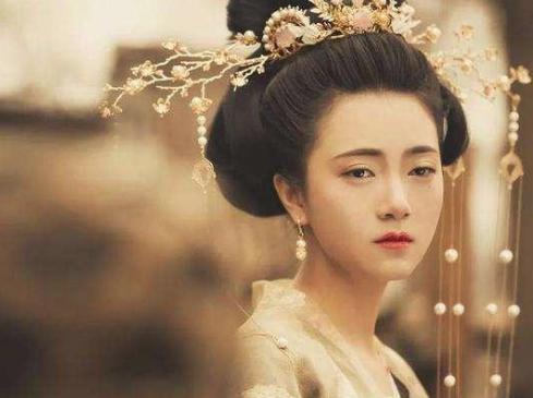 她曾宠冠<a href=https://www.lishiji.cn/lishi/3989/ target=_blank class=infotextkey>后宫</a>，<a href=https://www.lishiji.cn/lishi/1272/ target=_blank class=infotextkey>儿子</a>封<a href=https://www.lishiji.cn/lishi/4534/ target=_blank class=infotextkey>太子</a>后却惨死