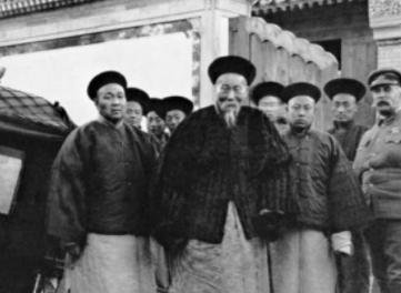关于塞防和海防，李鸿章主张放弃收复新疆的原因是什么？