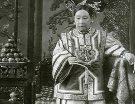 溥仪手握百万大军之多 为什么自己会自动退位呢 溥仪手握<a href=https://www.lishiji.cn/lishi/12187/ target=_blank class=infotextkey>百万大军</a>之多 为什么自己会自动退位呢