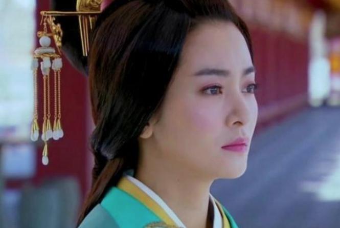 一个被诅咒的女人,最后竟成为执掌东汉王朝的女王 一个被诅咒的女人,最后竟成为执掌东汉王朝的女王