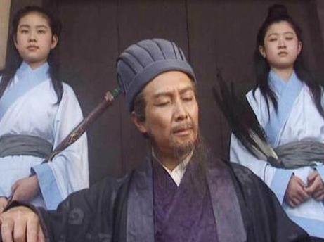 诸葛亮在空城计中打开城门也就算了 为什么还让士兵在外面扫地呢