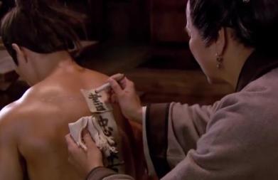 岳母在岳飞背后刺字到底是尽忠报国 还是精忠报国呢 岳母在岳飞背后刺字到底是尽忠报国 还是精忠报国呢