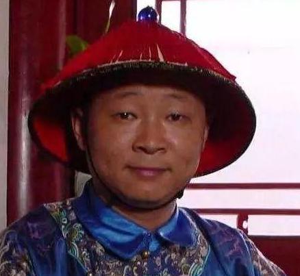 他是清朝时期的一个小小的知县 因为得罪皇帝身边的太监而连升三级 他是清朝时期的一个小小的知县 因为得罪皇帝身边的太监而连升三级