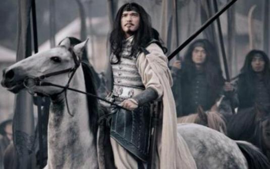 关羽不服马超，想打仗时听了诸葛亮的建议就放弃了