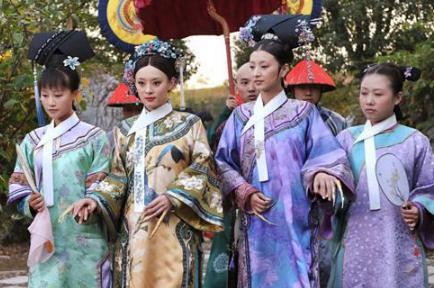 清宫剧里的妃子为什么都要丫鬟扶着走？走路也是有规矩的？