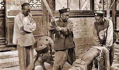 清朝时期的太监受罚到底是什么样的 单单是拖下去打板子那么简单 清朝时期的太监受罚到底是什么样的 单单是拖下去<a href=https://www.lishiji.cn/lishi/11106/ target=_blank class=infotextkey>打板子</a>那么简单