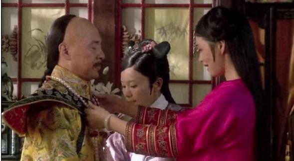 华妃给雍正更衣的时候，为什么要故意玩弄朝珠？