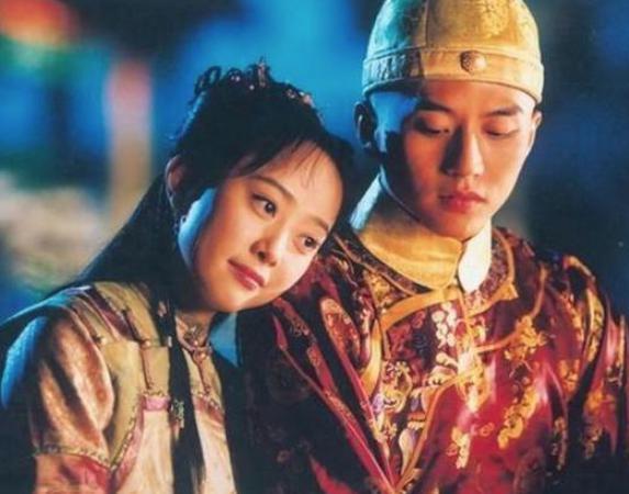 赫舍里氏十一岁嫁给康熙，生下了两位<a href=https://www.lishiji.cn/lishi/5857/ target=_blank class=infotextkey>皇子</a>