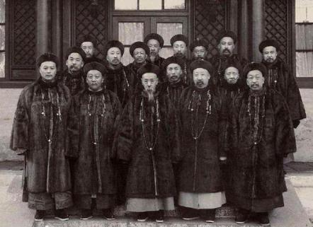 内阁学士与军机大臣都是清朝非常重要的官员 他们的地位谁更加高点 内阁学士与军机大臣都是清朝非常重要的官员 他们的地位谁更加高点