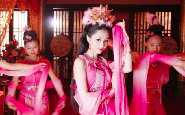 她是有名的红颜祸水，九个男人都是因她而死