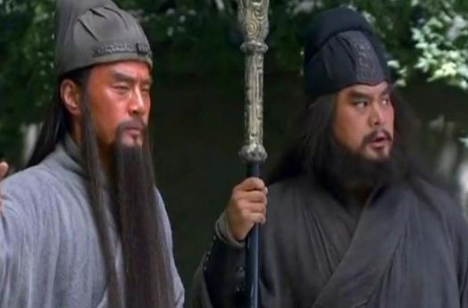 虎牢关三英战吕布！如果关羽刘备不上前，张飞能撑多久？