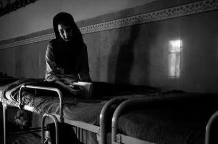 伊朗被判了死刑的女囚犯, 临刑前要找人破身, 男狱警太忙了