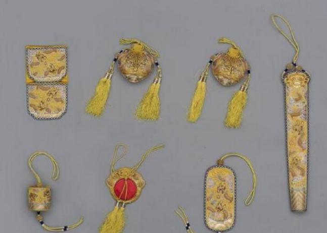 清朝入关以后，男性贵族的腰带上为什么要挂很多物件？