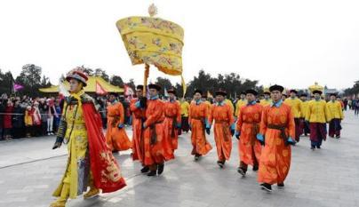 古代皇帝后边的扇子是用来干嘛的 有什么作用呢