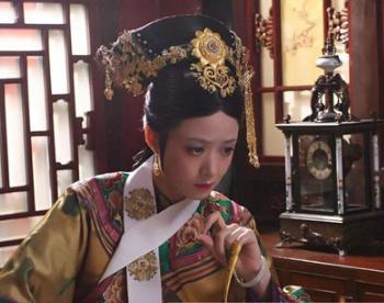 清朝妃子为什么脖子上要系白色丝带？这个丝带有什么用处？