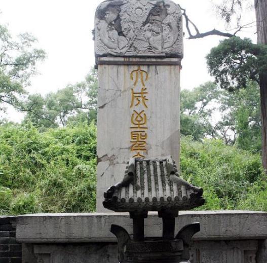 康熙祭拜孔子，到墓前为什么不肯下跪？